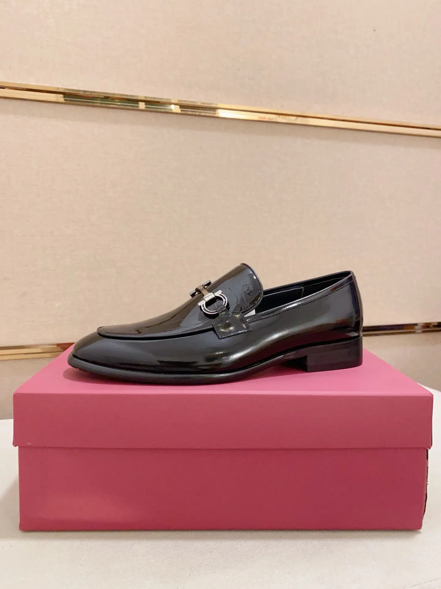 Men's shoes💰: 520💰 High version Ferragamo quality! 🆕🆕Exclusive hot-selling products in stock🔥🔥New products on the shelves, high-quality shoes, high-end driving shoes, with complete packaging! 💪 💪 Material: imported patented cowhide 🐂 + imported high-quality water-dyed cowhide lining + wear-resistant outsole 👍🏻👍🏻 Features: high-end and comfortable, purely handmade 🚀 🚀 Create the perfect shoes that suit you best 🔥 🔥 Size: (38-44) Can be customized 45 non-returnable!